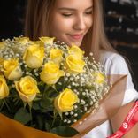 Маленькое фото 3: Букет из 15 желтых роз и гипсофил