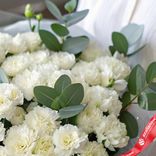 Маленькое фото 3: 50 белоснежных гвоздик с эвкалиптом в прозрачной пленке