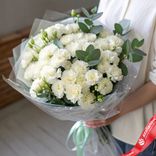 Маленькое фото 1: 50 белоснежных гвоздик с эвкалиптом в прозрачной пленке