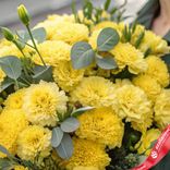 Маленькое фото 3: Букет из 50 желтых гвоздик с рускусом и эвкалиптом