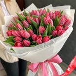 Маленькое фото 1: Букет из 30 розовых тюльпанов в белой бумаге с лентой