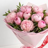 Маленькое фото 2: Букет из 13 розовых пионов в розовой упаковке