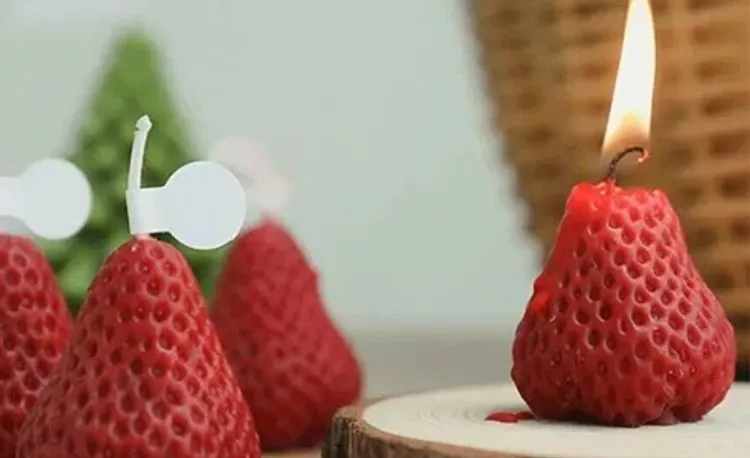 Декоративные свечи с клубникой