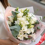 Маленькое фото 1: Букет из 21 белой фрезии с эвкалиптом в розовой пленке