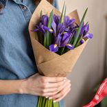 Маленькое фото 1: Букет из 7 фиолетовых ирисов в крафте