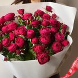 Маленькое фото 3: Букет из 9 кустовых пионовидных красных роз