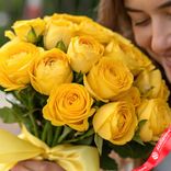 Маленькое фото 3: Букет из 15 желтых пионовидных роз с желтой лентой