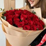 Маленькое фото 2: Букет из 35 красных роз в крафте с лентой, 50 см, Россия