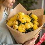 Маленькое фото 1: Букет из 15 желтых пионов в крафте, Голландия