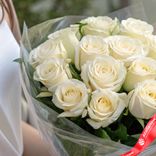Маленькое фото 2: Букет из 15 белых роз «Мондиаль» в пленке, 50см, Эквадор
