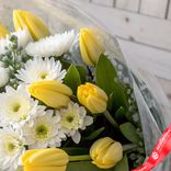 Маленькое фото 3: Букет из 5 белых кустовых хризантем и 10 желтых тюльпанов в пленке