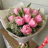Маленькое фото 1: Букет из 9 розовых пионовидных тюльпанов и гипсофил в упаковке
