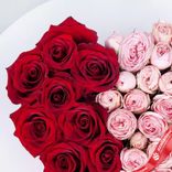 Маленькое фото 3: Композиция из красных и розовых роз в коробке «Любящее сердце»