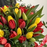 Маленькое фото 3: Букет из 40 красно-желтых тюльпанов с рускусом