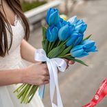 Маленькое фото 1: Букет из 9 голубых тюльпанов с белой лентой, Россия