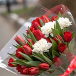 Маленькое фото 2: Букет 24 красных тюльпана и 3 белые гвоздики в пленке