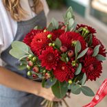 Маленькое фото 1: Букет из 7 кустовых красных хризантем с фисташкой «Гранатовый закат»