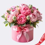 Маленькое фото 1: Букет из 9 розовых пионов и эвкалипта в коробке