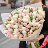 Маленькое фото 1: Букет из 400 розово-белых тюльпанов в кремовой пленке