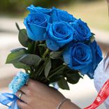 Маленькое фото 2: Букет из 7 синих роз с лентой, 50 см, Россия