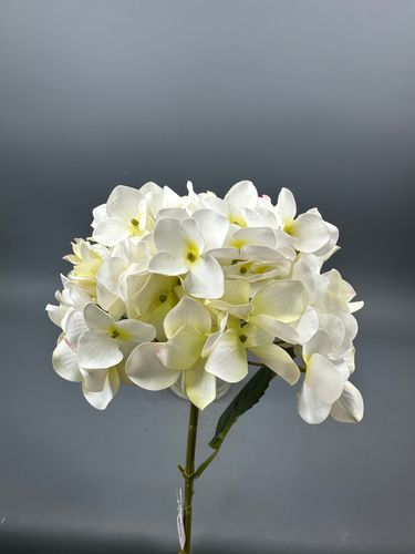 Фото флориста 6: Искусственные цветы на кладбище
