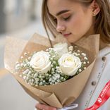 Маленькое фото 1: Букет из 3 белых роз с гипсофилой, в крафте с лентой, 50 см, Эквадор