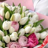 Маленькое фото 3: Букет из 50 белых тюльпанов и 7 розовых пионов
