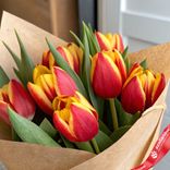 Маленькое фото 3: Букет из 7 красно-желтых тюльпанов в крафте