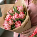 Маленькое фото 1: Букет из 10 розовых пионовидных тюльпанов в крафте, Голландия