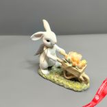 Маленькое фото 1: Сувенир «Кролик с тележкой» (полирезин), Н12х13,5х6см, белый