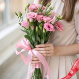 Маленькое фото 1: Букет из 5 розовых лизиантусов с розовой лентой