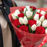 Маленькое фото 2: Букет из 17 белых тюльпанов и 10 красных гвоздик в красной бумаге с лентой