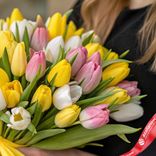 Маленькое фото 3: Букет из 41 желтого, розового и белого тюльпана