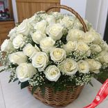 Маленькое фото 1: Букет из 51 белой розы и гипсофилой в корзине, 50 см, Россия