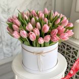 Маленькое фото 1: Букет из 35 розовых тюльпанов в белой коробке