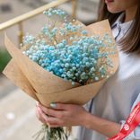 Маленькое фото 1: Букет из 7 голубых гипсофил в крафте