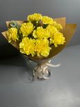 Фото флориста 1: Букет из 10 гвоздик желтых в крафте, Диантус, Голландия