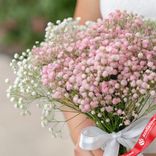 Маленькое фото 2: Букет из 9 розовых гипсофил с белой лентой