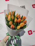 Фото флориста 3: Букет из 17 оранжевых тюльпанов в белой упаковке