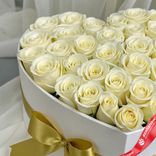 Маленькое фото 2: Композиция из 35 белых роз в белой коробке с золотой лентой
