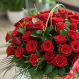 Маленькое фото 2: Букет из 51 красной розы в корзине с зеленью, Россия, 50 см