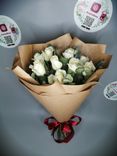 Фото флориста 5: Букет из 9 белых роз в крафте