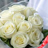 Маленькое фото 3: Букет из 11 белых роз «Мондиаль» в пленке, 50см, Эквадор