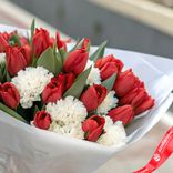 Маленькое фото 3: Букет из 24 красных тюльпанов и 9 белых гвоздик в белой пленке с лентой