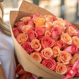 Маленькое фото 2: Букет из 75 персиковых и коралловых роз в крафте