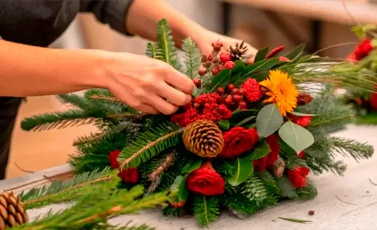 Флорист собирает праздничный букет