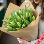 Маленькое фото 1: Букет из 35 зеленых тюльпанов в крафте, Россия