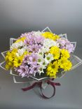Фото флориста 5: Букет из 13 кустовых хризантем в пленке