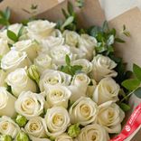 Маленькое фото 3: Нежный букет из 51 белой розы и фисташки в крафте