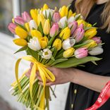 Маленькое фото 1: Букет из 41 желтого, розового и белого тюльпана